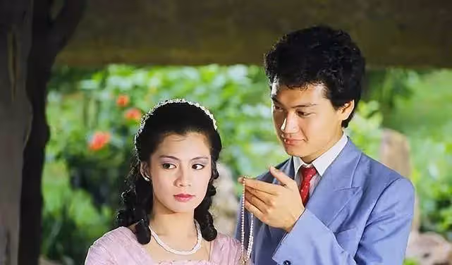 19張「無法重拍」照片,穿泳裝的藍潔瑛劉嘉玲,陳百強冬泳,鄧麗君騎木馬