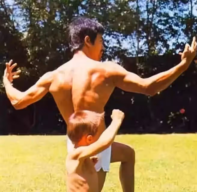 19張「無法重拍」照片,穿泳裝的藍潔瑛劉嘉玲,陳百強冬泳,鄧麗君騎木馬