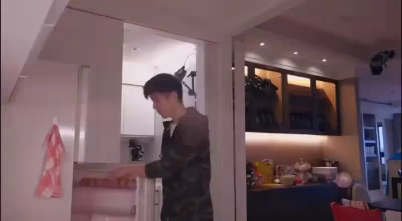 賈靜雯曬千萬豪宅!第一次見三分離的廚房「客廳大到能跑步」,看到衣帽間後,網友:比我家亂