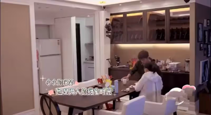 賈靜雯曬千萬豪宅!第一次見三分離的廚房「客廳大到能跑步」,看到衣帽間後,網友:比我家亂