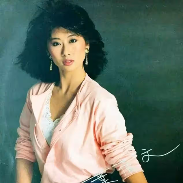 61歲葉倩文真的老了,穿防曬衣夫妻罕見同框,膚質皺巴巴像小老太