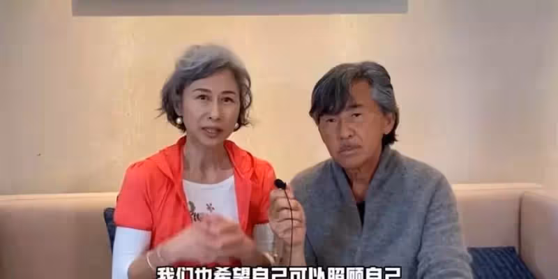 61歲葉倩文真的老了,穿防曬衣夫妻罕見同框,膚質皺巴巴像小老太