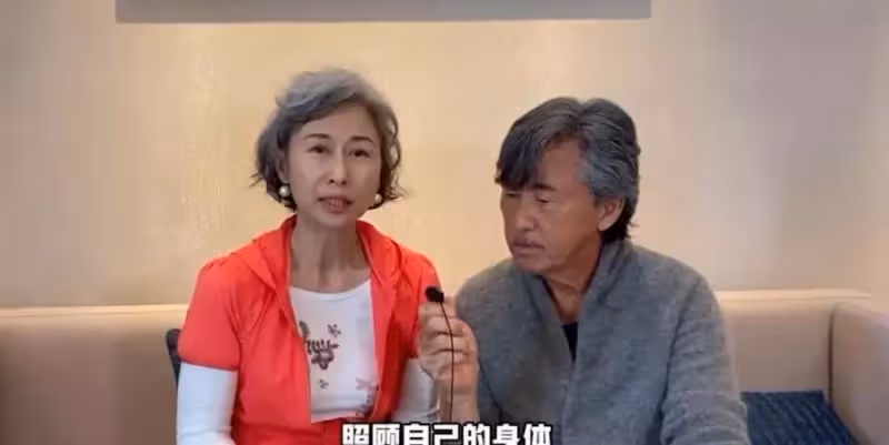 61歲葉倩文真的老了,穿防曬衣夫妻罕見同框,膚質皺巴巴像小老太