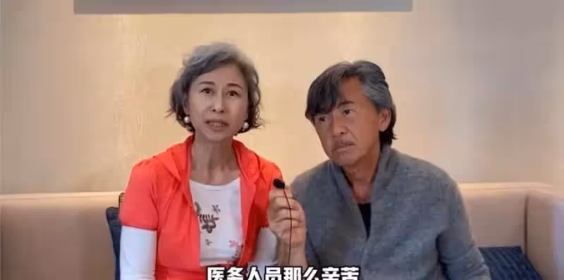 61歲葉倩文真的老了,穿防曬衣夫妻罕見同框,膚質皺巴巴像小老太