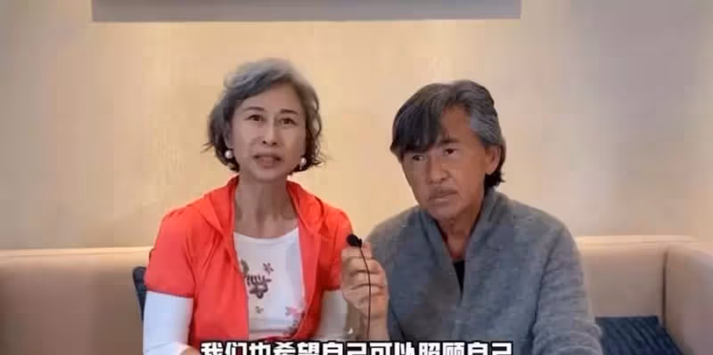 61歲葉倩文真的老了,穿防曬衣夫妻罕見同框,膚質皺巴巴像小老太