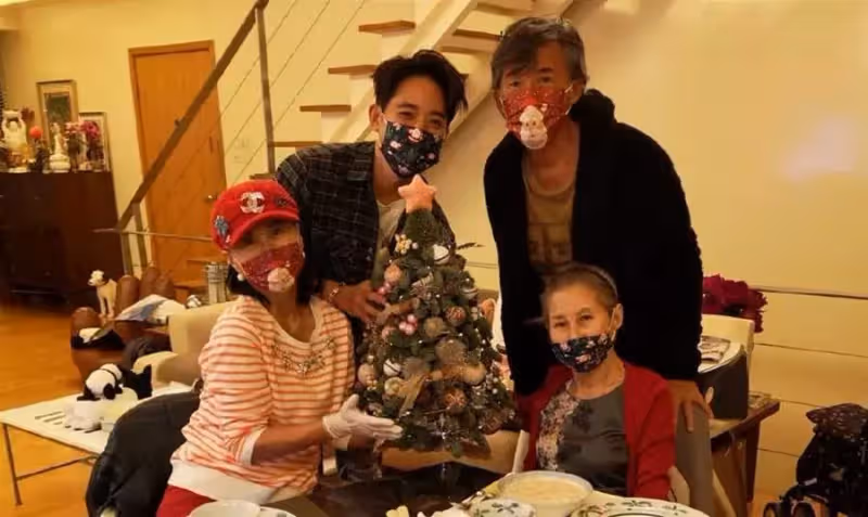 61歲葉倩文真的老了,穿防曬衣夫妻罕見同框,膚質皺巴巴像小老太