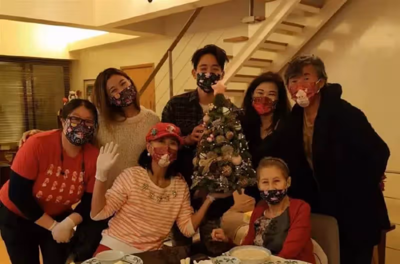 61歲葉倩文真的老了,穿防曬衣夫妻罕見同框,膚質皺巴巴像小老太