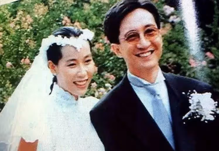 59歲葉童慶生,滿頭白髮胡亂披散,眼窩凹陷面部皺紋橫生被指變化太大,狀態引人擔憂