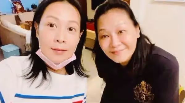 明星曬素顏照,劉若英脖頸紋明顯,梅婷雀斑嚴重,劉德華素顏朝天不顯老