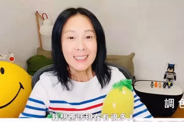明星曬素顏照,劉若英脖頸紋明顯,梅婷雀斑嚴重,劉德華素顏朝天不顯老