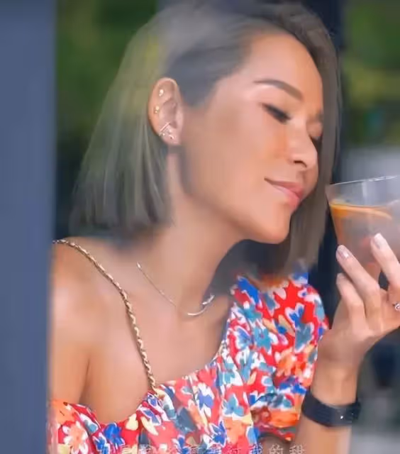 洗米華被抓後,洗米嫂再度回歸闊太生活,大膽秀出香肩,美食甜品盡顯奢華!