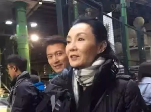 張曼玉自嘲老了沒人記得,素顏禿眉駝背,但氣質卻不減半分!