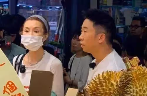 張曼玉自嘲老了沒人記得,素顏禿眉駝背,但氣質卻不減半分!