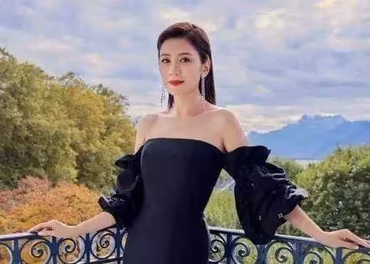 46歲賈靜雯「溫馨豪宅」內景曝光！家裡鋪著高級木地板，衣服多得只能掛走廊上，陽臺上一覽森林美景