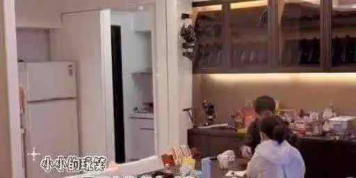 46歲賈靜雯「溫馨豪宅」內景曝光！家裡鋪著高級木地板，衣服多得只能掛走廊上，陽臺上一覽森林美景