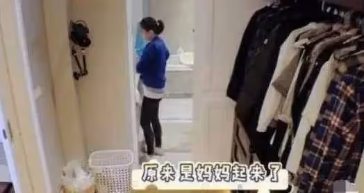 46歲賈靜雯「溫馨豪宅」內景曝光!家裡鋪著高級木地板,衣服多得只能掛走廊上,陽臺上一覽森林美景