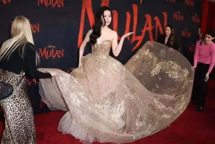 劉亦菲穿高定禮服走紅毯，外媒記者「故意關掉濾鏡」，32歲皮膚太真實，網友：暴露了真實顏值
