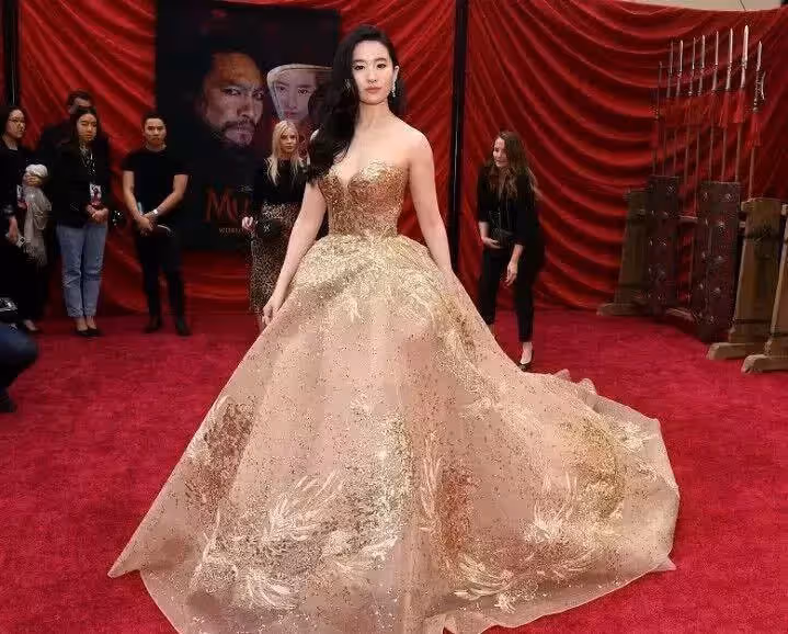 劉亦菲穿高定禮服走紅毯，外媒記者「故意關掉濾鏡」，32歲皮膚太真實，網友：暴露了真實顏值