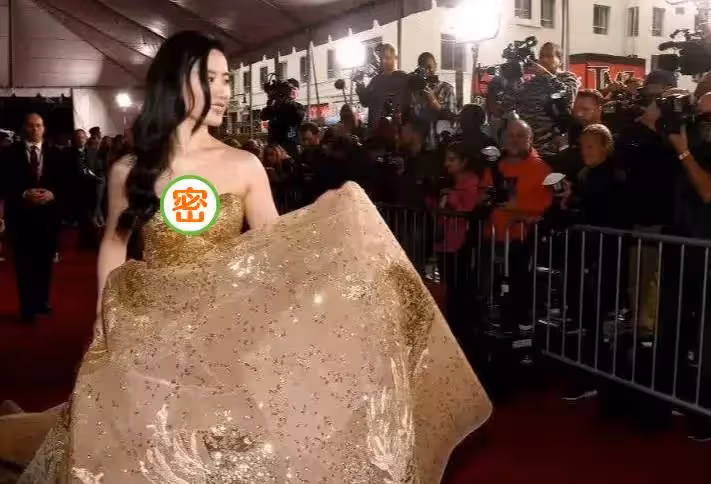 劉亦菲穿高定禮服走紅毯，外媒記者「故意關掉濾鏡」，32歲皮膚太真實，網友：暴露了真實顏值