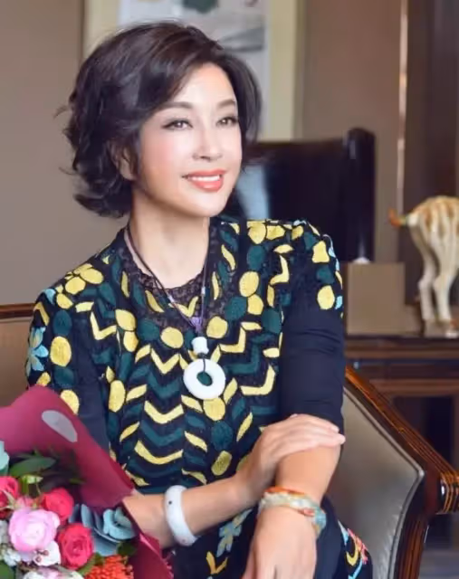 69歲劉曉慶真人長什麼樣？看到泳池內現原形後，網友：這誰家的奶奶走丟了