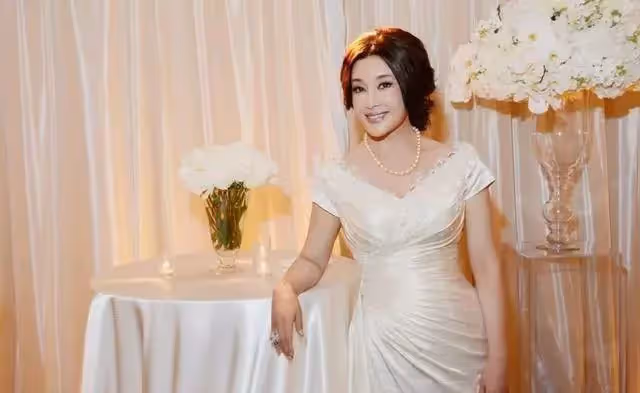 69歲劉曉慶真人長什麼樣？看到泳池內現原形後，網友：這誰家的奶奶走丟了