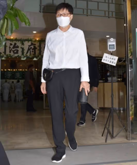 黃韻詩息影29年近照曝光,現身靈堂送別好友,一身素衣神情哀傷