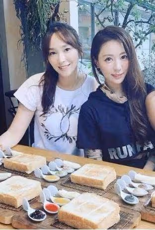 41歲吳佩慈4胎產後現身,打扮樸素顏值下跌,昔日女神似路人!網歎:豪門不易,女神怎麼這麼老了?