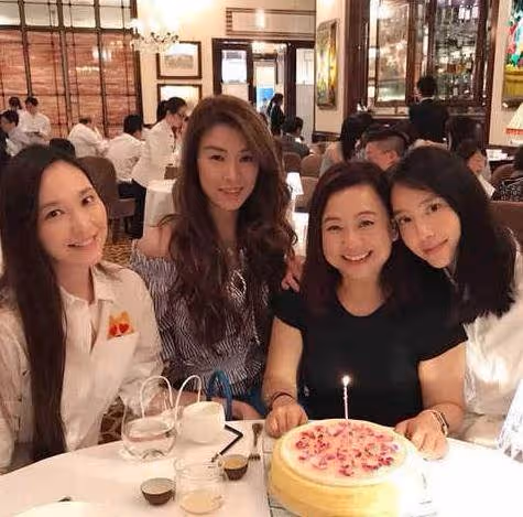 41歲吳佩慈4胎產後現身,打扮樸素顏值下跌,昔日女神似路人!網歎:豪門不易,女神怎麼這麼老了?