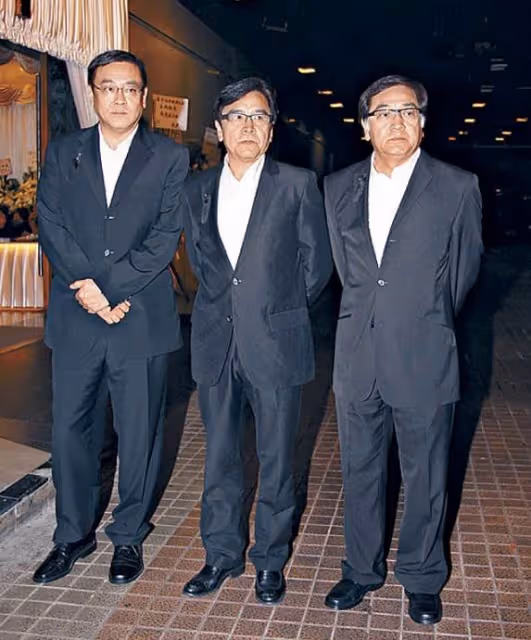 秦沛姜大衛一家十口全家福曝光,兩家人餅印一樣,顏值氣質相當出眾,網贊:全都是明星臉