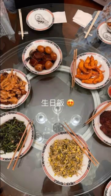 秦沛姜大衛一家十口全家福曝光,兩家人餅印一樣,顏值氣質相當出眾,網贊:全都是明星臉