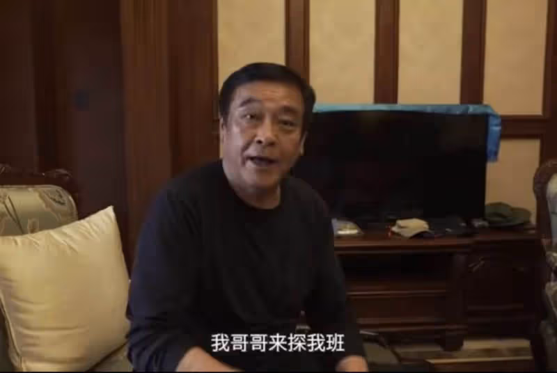 秦沛姜大衛一家十口全家福曝光,兩家人餅印一樣,顏值氣質相當出眾,網贊:全都是明星臉