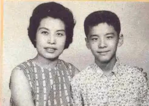 秦沛姜大衛一家十口全家福曝光,兩家人餅印一樣,顏值氣質相當出眾,網贊:全都是明星臉