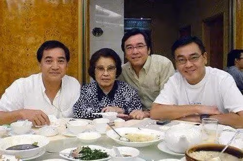 秦沛姜大衛一家十口全家福曝光,兩家人餅印一樣,顏值氣質相當出眾,網贊:全都是明星臉
