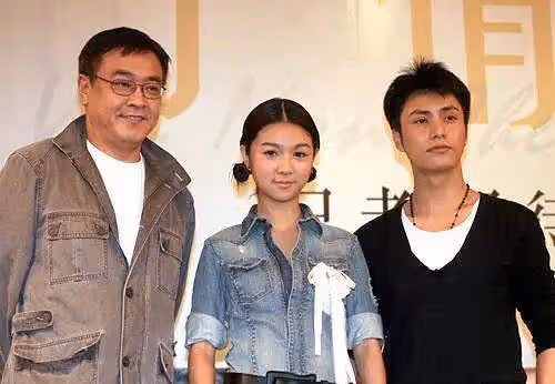 秦沛姜大衛一家十口全家福曝光,兩家人餅印一樣,顏值氣質相當出眾,網贊:全都是明星臉