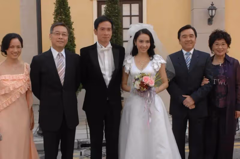 秦沛姜大衛一家十口全家福曝光,兩家人餅印一樣,顏值氣質相當出眾,網贊:全都是明星臉
