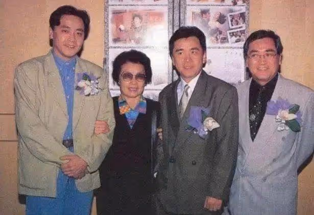 秦沛姜大衛一家十口全家福曝光,兩家人餅印一樣,顏值氣質相當出眾,網贊:全都是明星臉