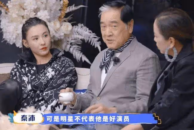 秦沛姜大衛一家十口全家福曝光,兩家人餅印一樣,顏值氣質相當出眾,網贊:全都是明星臉