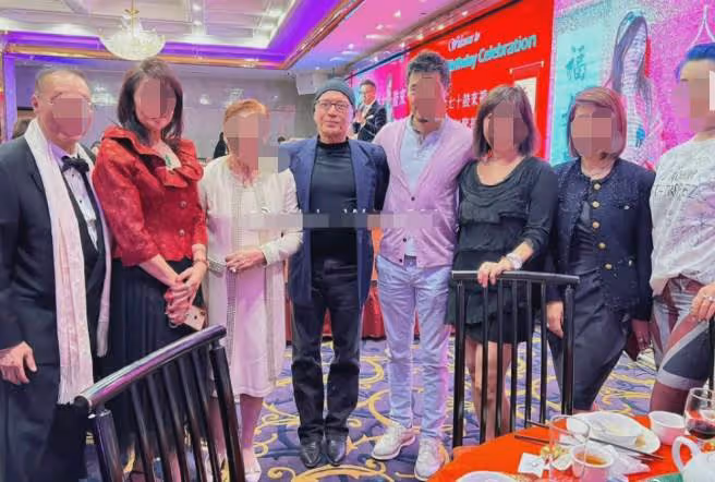 69歲「美男子」尊龍罕露面!「肚子圓滾」摟美女腰,五官立體堪比雕塑,網友:五官仍然十分帥氣