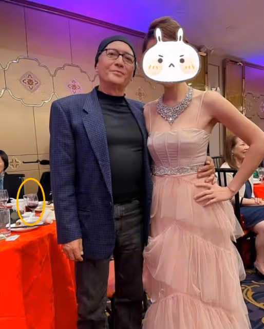 69歲「美男子」尊龍罕露面!「肚子圓滾」摟美女腰,五官立體堪比雕塑,網友:五官仍然十分帥氣