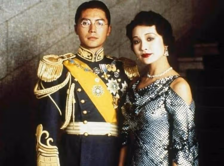 69歲「美男子」尊龍罕露面!「肚子圓滾」摟美女腰,五官立體堪比雕塑,網友:五官仍然十分帥氣