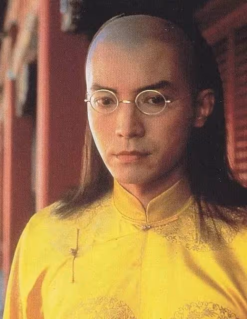 69歲「美男子」尊龍罕露面!「肚子圓滾」摟美女腰,五官立體堪比雕塑,網友:五官仍然十分帥氣