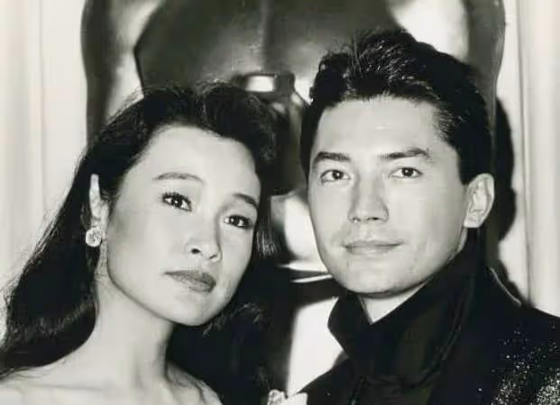 69歲「美男子」尊龍罕露面!「肚子圓滾」摟美女腰,五官立體堪比雕塑,網友:五官仍然十分帥氣
