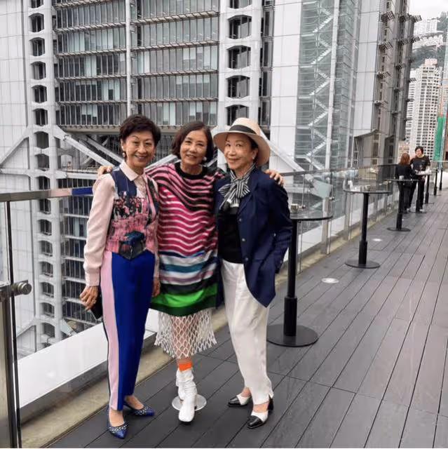汪明荃跟姐妹逛街,74歲還這麼漂亮,臉上皺紋真實不假「但氣質優雅」:你能相信她74歲了嗎?