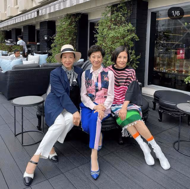 汪明荃跟姐妹逛街,74歲還這麼漂亮,臉上皺紋真實不假「但氣質優雅」:你能相信她74歲了嗎?