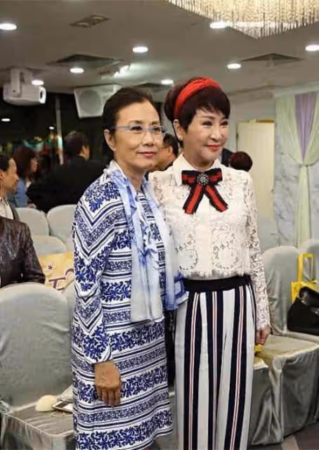 汪明荃跟姐妹逛街,74歲還這麼漂亮,臉上皺紋真實不假「但氣質優雅」:你能相信她74歲了嗎?