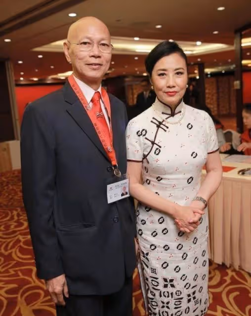 汪明荃跟姐妹逛街,74歲還這麼漂亮,臉上皺紋真實不假「但氣質優雅」:你能相信她74歲了嗎?