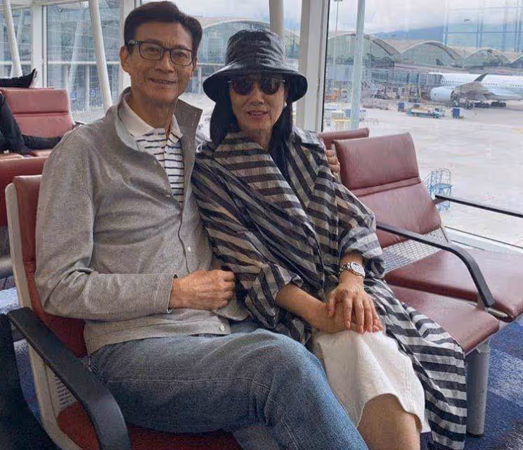 汪明荃跟姐妹逛街,74歲還這麼漂亮,臉上皺紋真實不假「但氣質優雅」:你能相信她74歲了嗎?