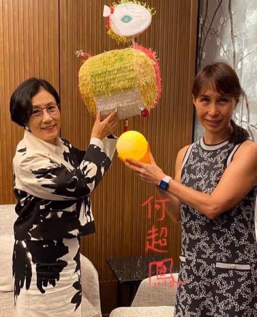 汪明荃跟姐妹逛街,74歲還這麼漂亮,臉上皺紋真實不假「但氣質優雅」:你能相信她74歲了嗎?