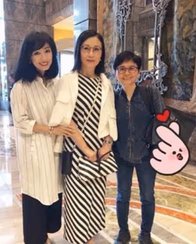 汪明荃跟姐妹逛街,74歲還這麼漂亮,臉上皺紋真實不假「但氣質優雅」:你能相信她74歲了嗎?