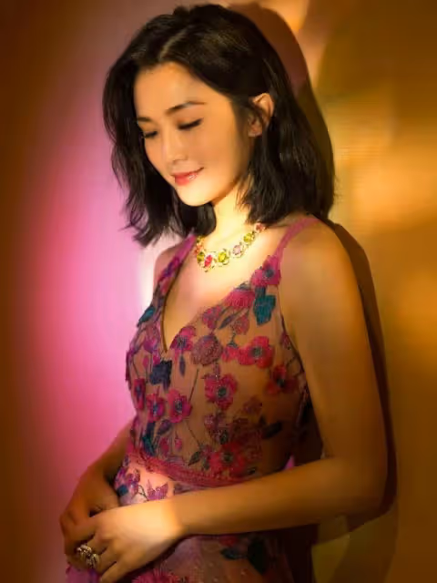 37歲蔡卓妍真放得開!大膽挑戰「3D彩繪裙」,甜美可人的樣子好絕,網友:被身材驚艷了!